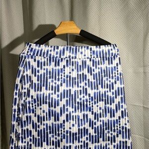 Izod Women's Blue and White Geometric Golf Skort with pockets